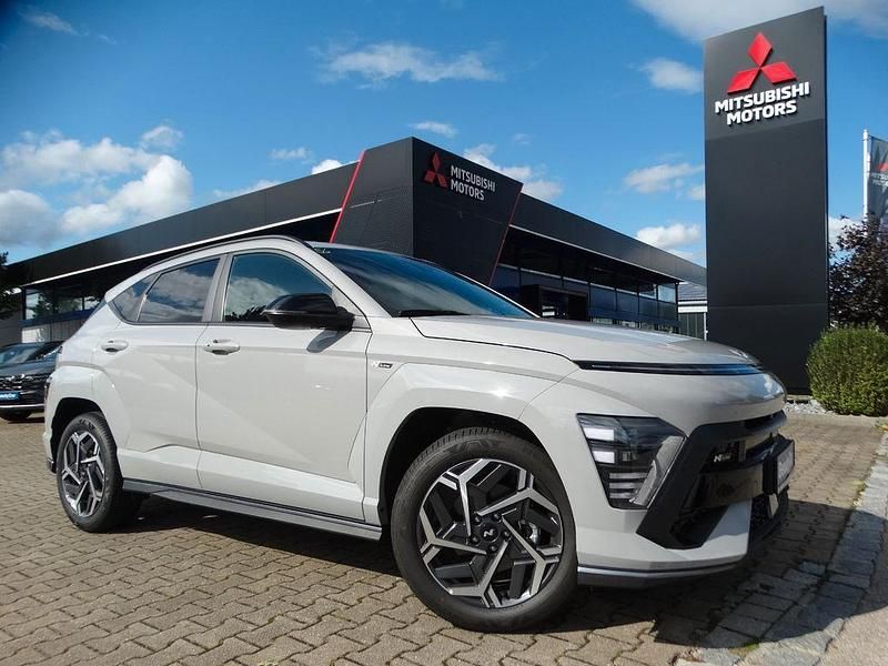 Grau Neu 2025 Hyundai Kona N Line SUV | 29.990 € (Etwas zu teuer) - Bild 1/4