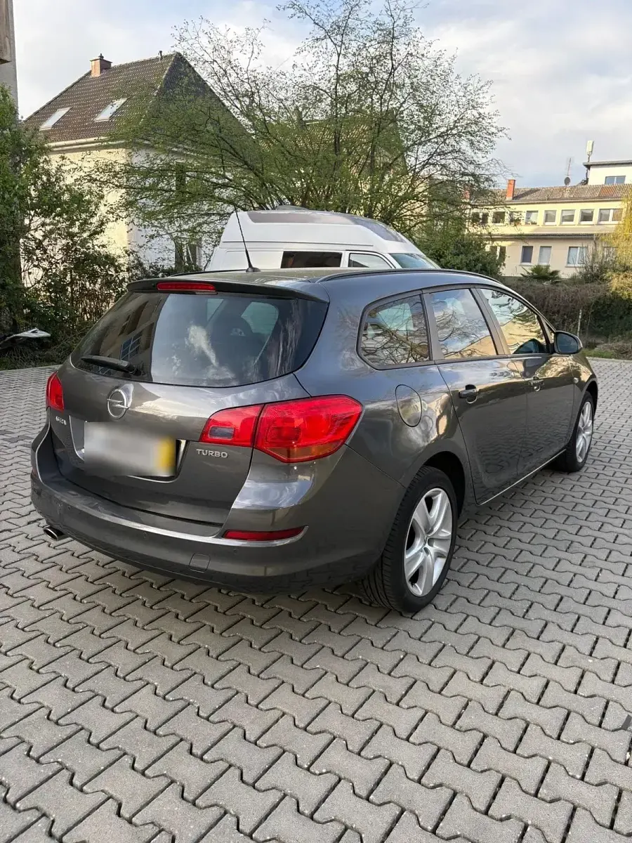 Gebraucht Opel Astra 140 PS (102 kW) 2011 Grau Kombi