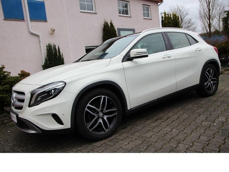 Gebraucht Mercedes GLA180 Urban 122 PS (89 kW) 2016 Weiß SUV