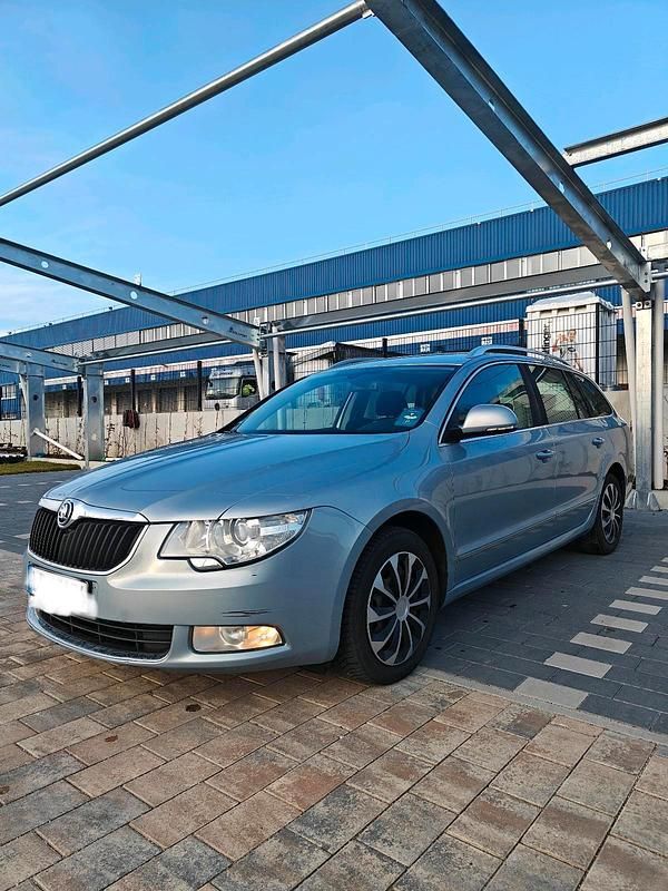 Gebraucht Skoda Superb 140 PS (102 kW) 2011 Blau Kombi