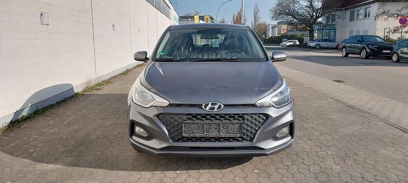Gebraucht Hyundai i20 Select 75 PS (55 kW) 2019 Braun Kleinwagen