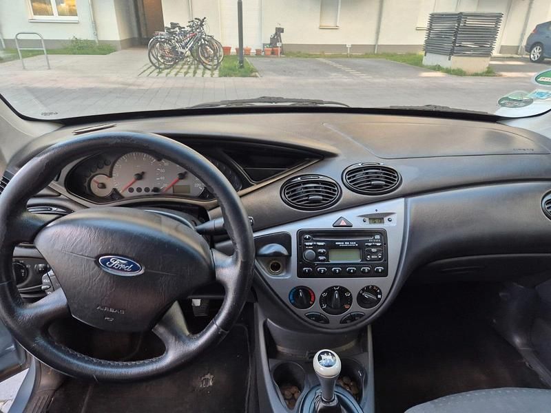 Second-hand Ford Focus 101 CP (74 kW) 2004 Albastru Hatchback
