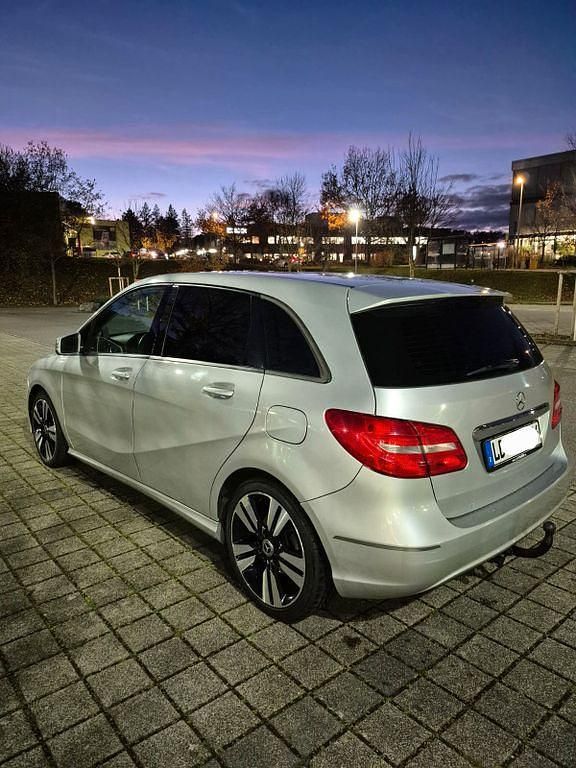 Gebraucht Mercedes B180 109 PS (80 kW) 2012 Silber Van / Kleinbus