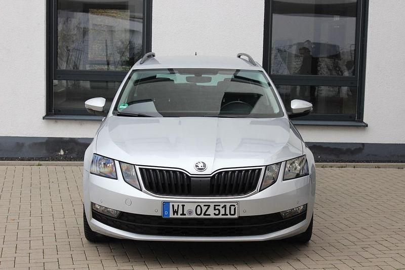 Silber Gebraucht 2019 Skoda Octavia Ambition Kombi | 10.900 € (Guter Preis) - Bild 1/4