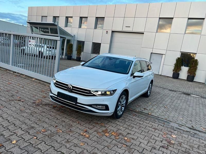 Weiß Gebraucht 2023 VW Passat Elegance Limousine | 25.980 € (Fairer Preis) - Bild 1/4