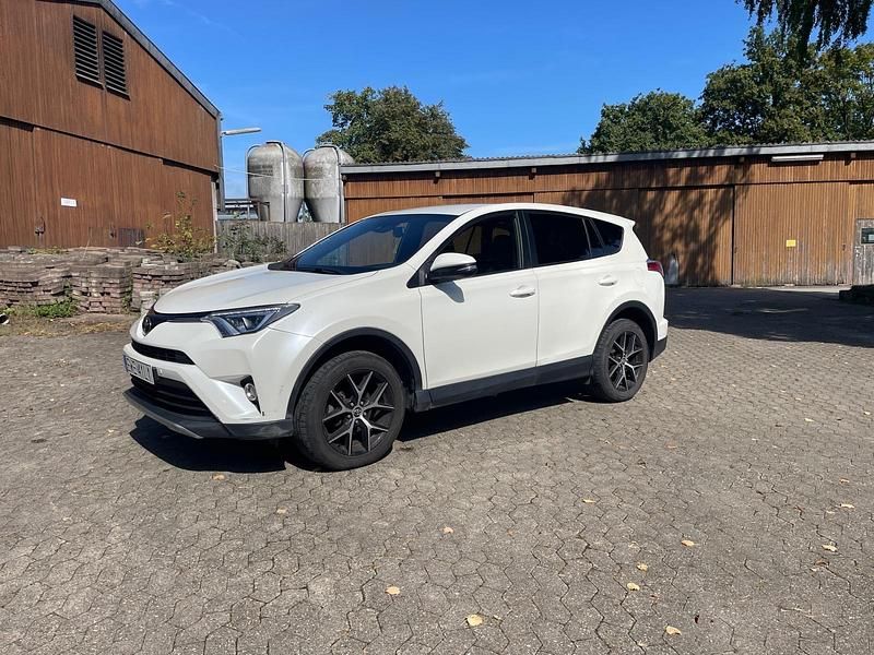 Weiß Gebraucht 2018 Toyota RAV4 SUV | 12.900 € (Fairer Preis) - Bild 1/4