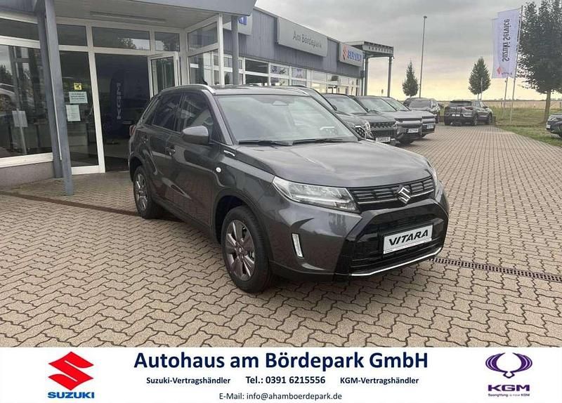 Titan dark gray pearl metallic Neu 2025 Suzuki Vitara Comfort Limousine | 26.990 € (Fairer Preis) - Bild 1/1
