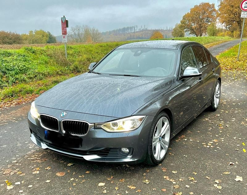 Grau Gebraucht 2012 BMW 328 Sport Line Limousine | 12.900 € (Superpreis) - Bild 1/4