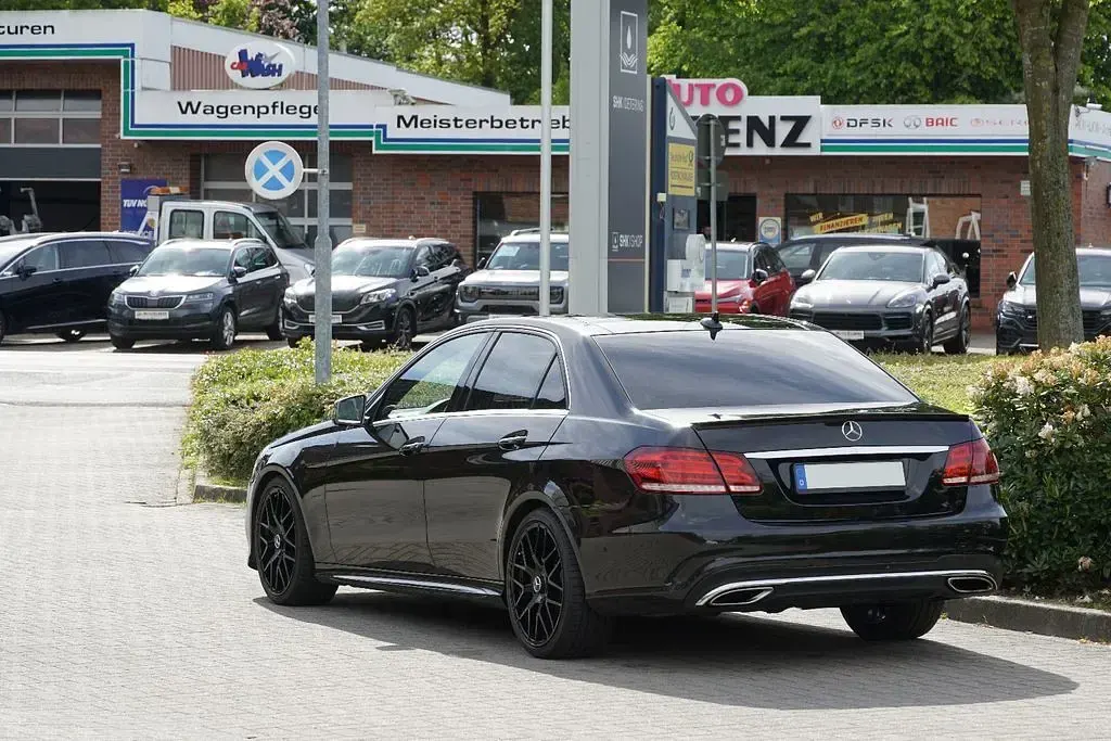 Gebraucht Mercedes E220 AMG line 170 PS (125 kW) 2014 Schwarz Limousine