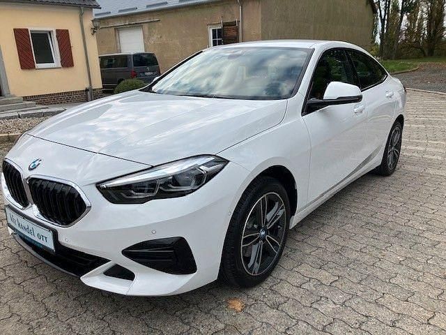 Weiß Gebraucht 2024 BMW 218 Sport Line Limousine | 27.790 € (Fairer Preis) - Bild 1/4