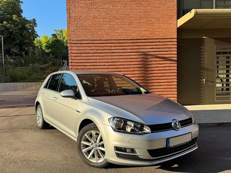 Silber Gebraucht 2015 VW Golf VII LOUNGE Limousine | 13.490 € (Fairer Preis) - Bild 1/4