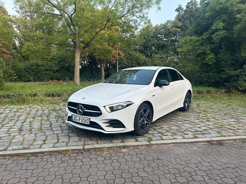 Weiß Gebraucht 2021 Mercedes A250 Limousine | 27.900 € (Etwas zu teuer) - Bild 1/4