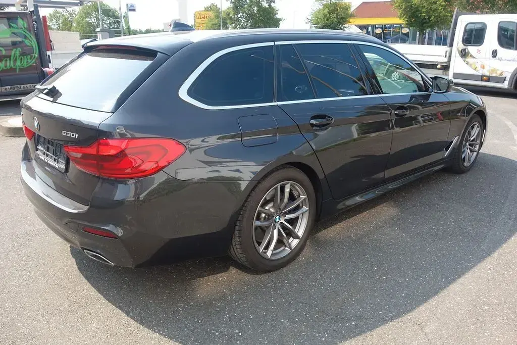 Gebraucht BMW 530 M Sport 252 PS (185 kW) 2019 Sophistograu Kombi