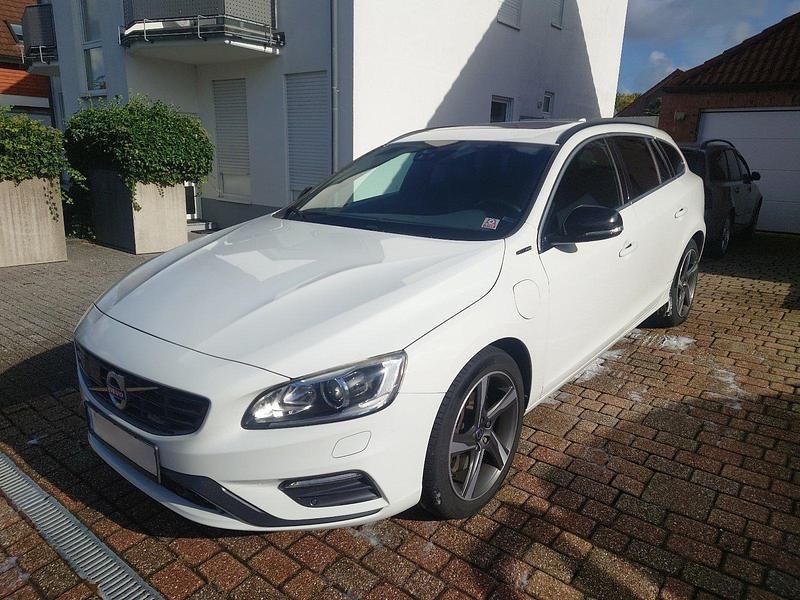 Weiß Gebraucht 2015 Volvo V60 R-Design Kombi | 15.999 € - Bild 1/4