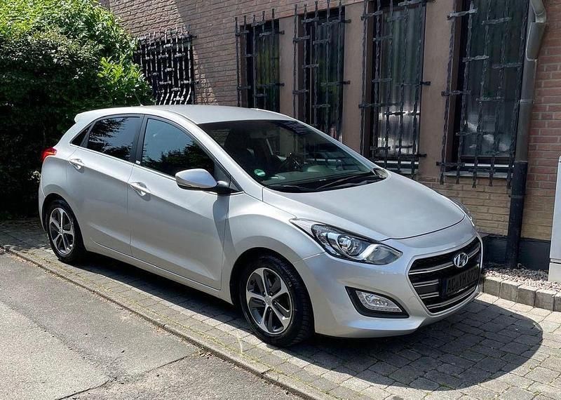 Silber Gebraucht 2017 Hyundai i30 Passion Limousine | 8.900 € (Superpreis) - Bild 1/4