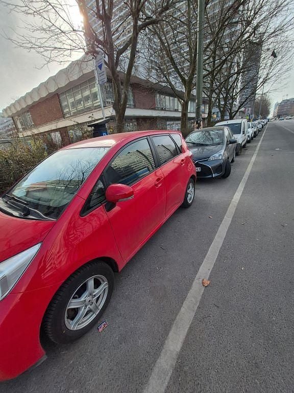 Gebraucht Toyota Verso-S Multidrive S 99 PS (72 kW) 2013 Rot Van / Kleinbus