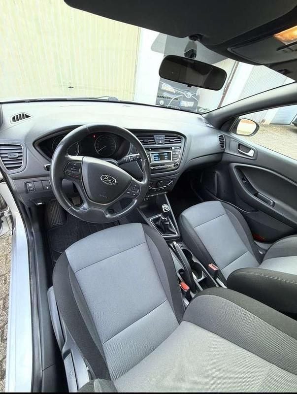 Gebraucht Hyundai i20 Passion 101 PS (74 kW) 2018 Grau Kleinwagen