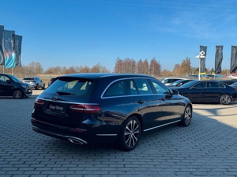 Gebraucht Mercedes E400 Avantgarde 330 PS (242 kW) 2022 Metalliclack nautikblau Kombi