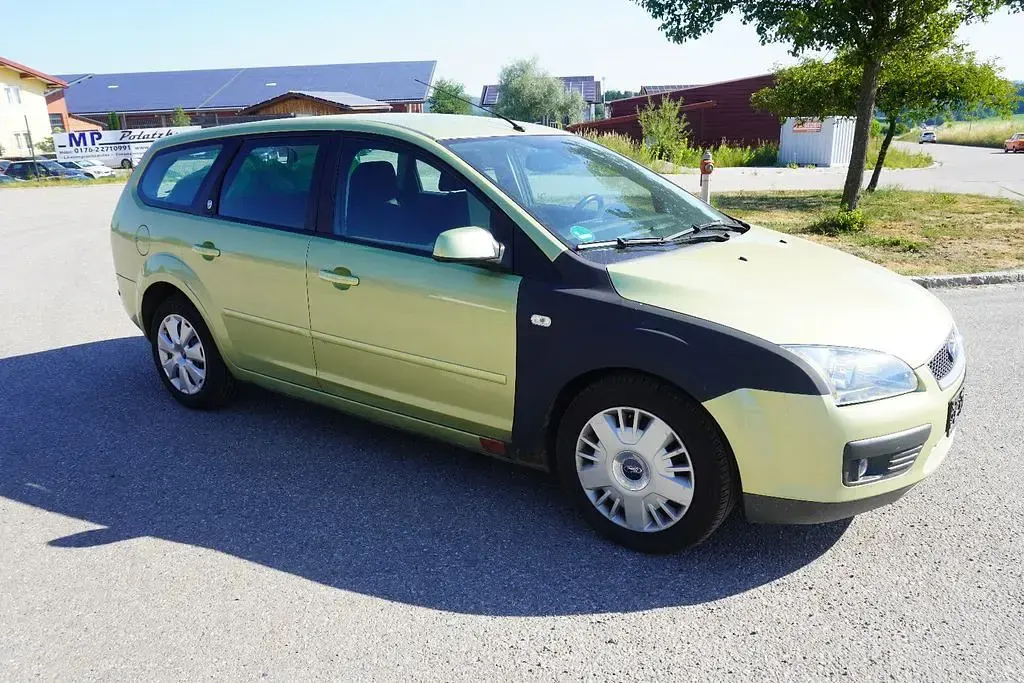 Gebraucht Ford Focus Ghia 116 PS (85 kW) 2005 Gold Limousine