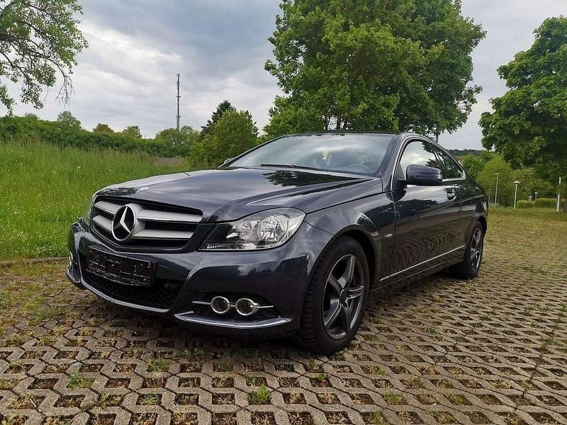 Grau Gebraucht 2011 Mercedes C220 Coupé | 8.150 € (Fairer Preis) - Bild 1/4