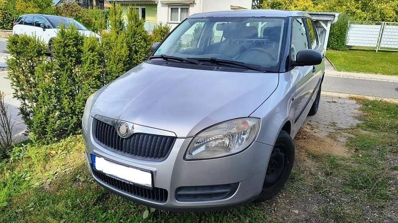 Silber Gebraucht 2009 Skoda Fabia Classic Limousine | 1.900 € (Fairer Preis) - Bild 1/4