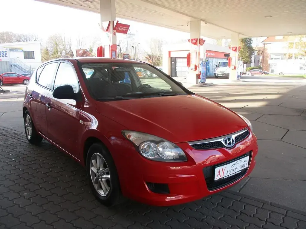 Gebraucht Hyundai i30 Classic 109 PS (80 kW) 2010 Rot Limousine