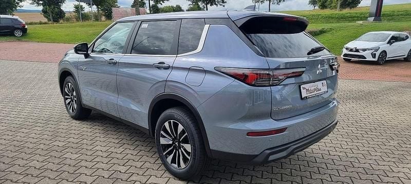 Neu Mitsubishi Outlander P-HEV Plus 306 PS (225 kW) 2025 Mondsteingrau SUV