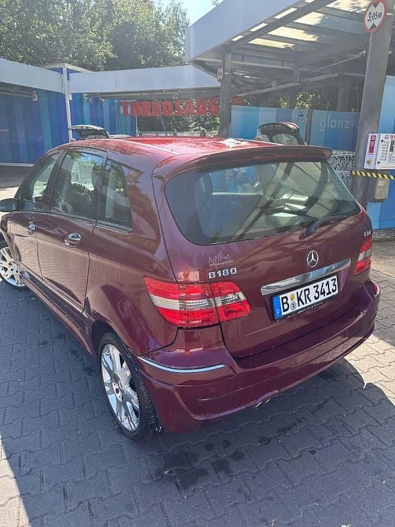 Rot Gebraucht 2006 Mercedes B180 Van / Kleinbus | 5.500 € (Fairer Preis) - Bild 1/4