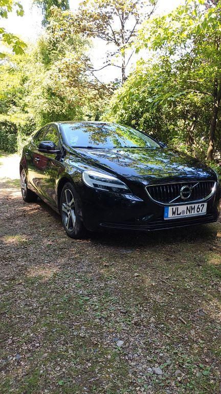 Schwarz Gebraucht 2017 Volvo V40 Kinetic Kombi | 14.500 € (Fairer Preis) - Bild 1/4