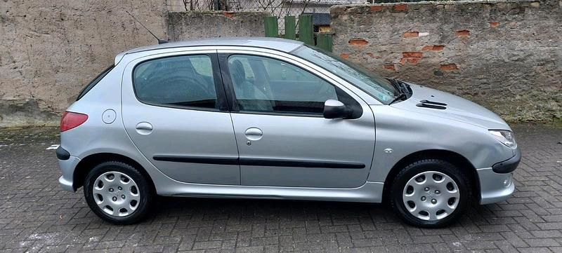 Gebraucht Peugeot 206 68 PS (50 kW) 2009 Silber Kleinwagen