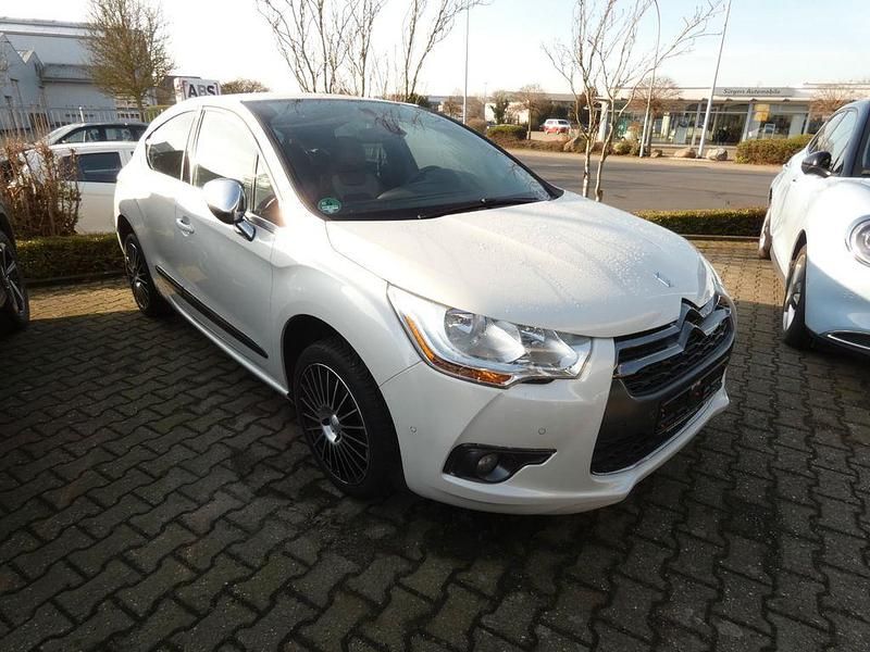 Weiß Gebraucht 2012 Citroën DS4 So Chic Kleinwagen | 8.450 € (Teuer) - Bild 1/4