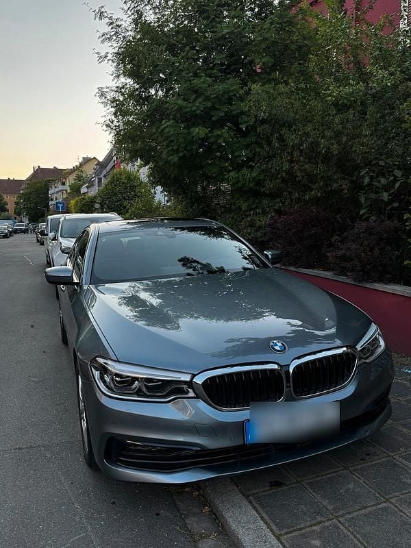Silber Gebraucht 2018 BMW 520 Sport Line Limousine | 26.499 € (Fairer Preis) - Bild 1/4