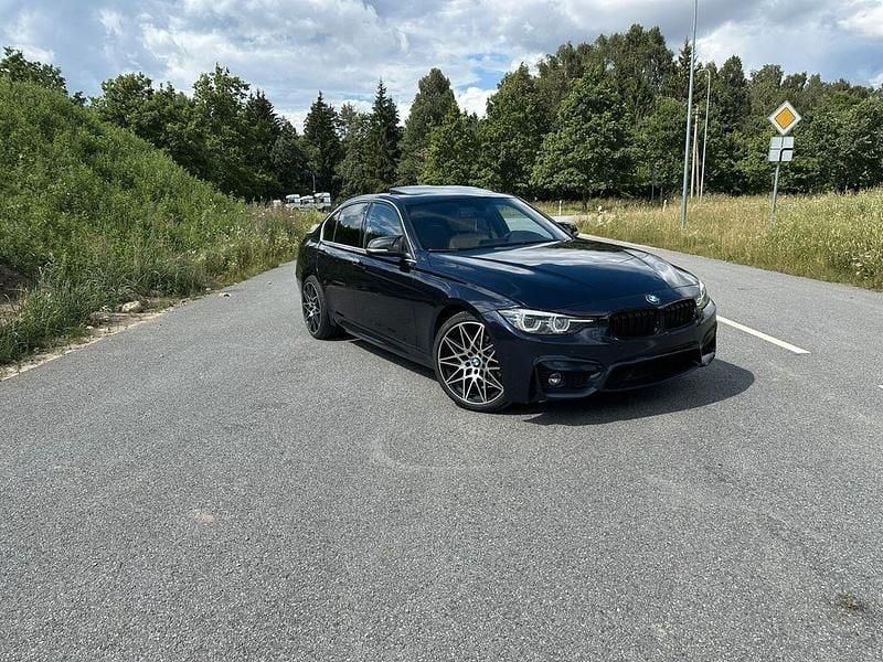 Gebraucht BMW 330 Sport Line 252 PS (185 kW) 2017 Blau Limousine