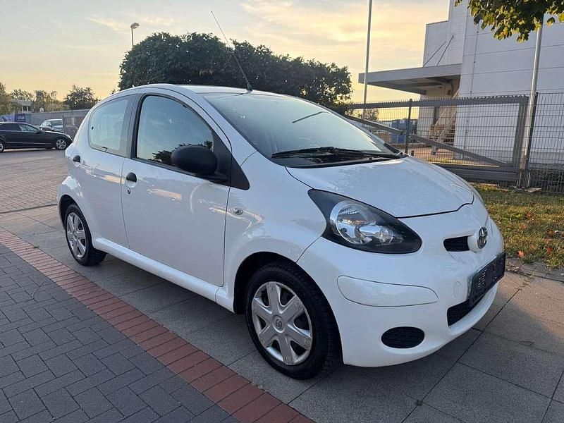 Weiß Gebraucht 2009 Toyota Aygo Basis Kleinwagen | 2.499 € (Fairer Preis) - Bild 1/4