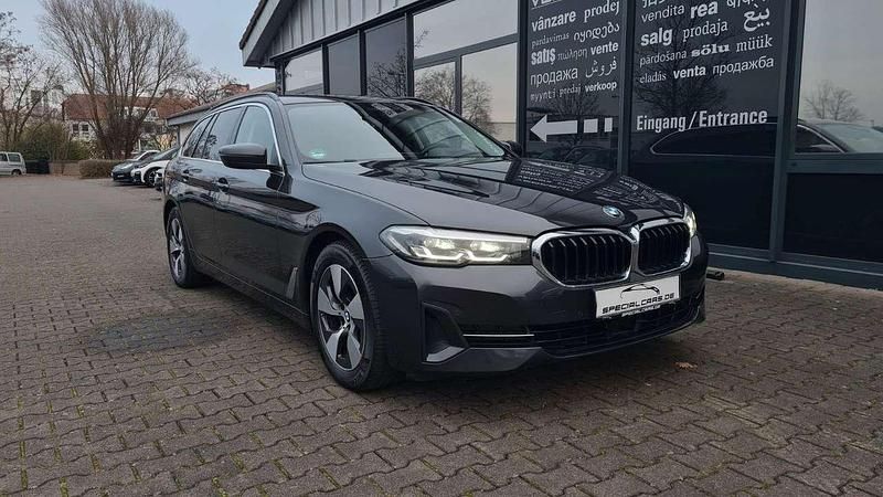 Sophistograu Gebraucht 2020 BMW 520 Sport Line Kombi | 21.990 € (Guter Preis) - Bild 1/4