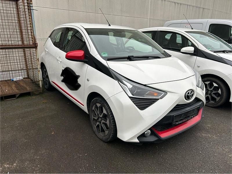 Weiß Gebraucht 2021 Toyota Aygo Team Kleinwagen | 7.990 € (Superpreis) - Bild 1/4