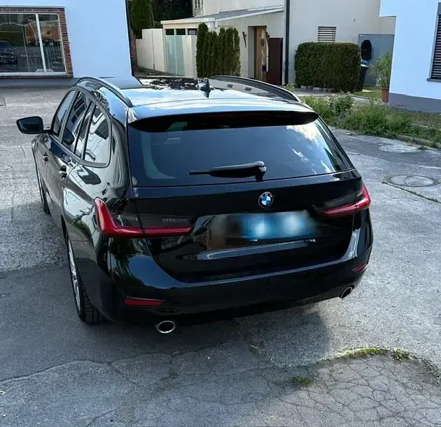 Używany BMW 320 Basis 190 KM (139 kW) 2021 Czarny Kombi