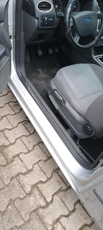 Usata Ford Focus 80 CV (58 kW) 2005 Argento Berlina