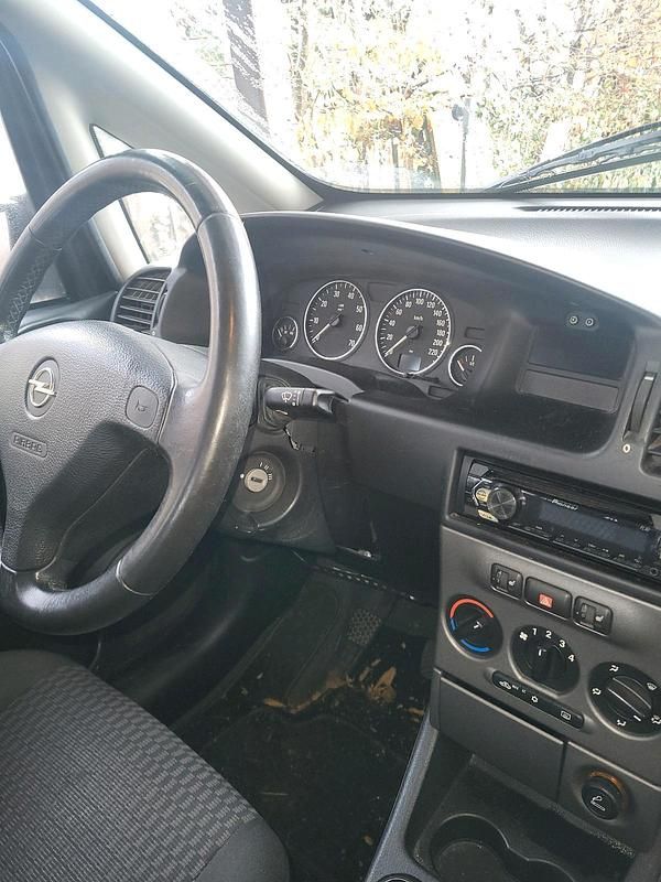 Gebraucht Opel Zafira 125 PS (91 kW) 2004 Silber Van / Kleinbus