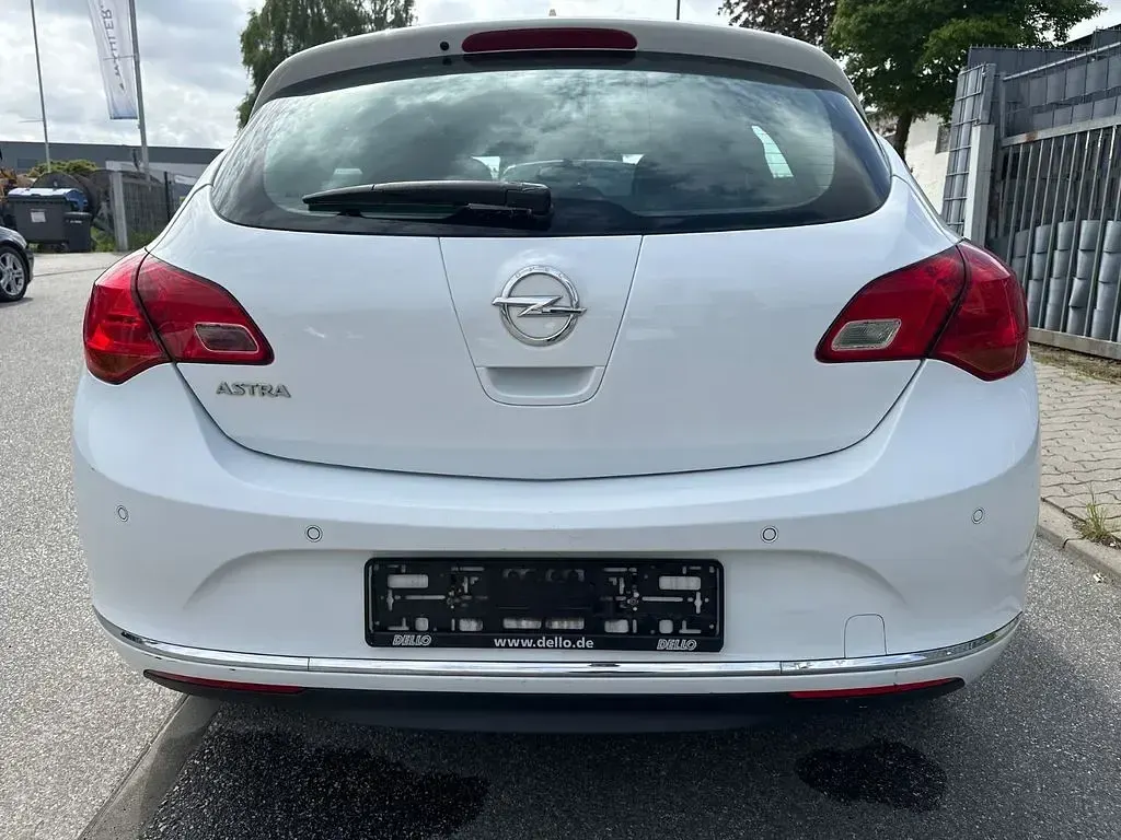 Gebraucht Opel Astra Selection 116 PS (85 kW) 2016 Weiß Limousine