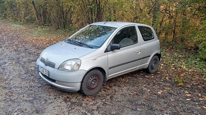 Silber Gebraucht 1999 Toyota Yaris Limousine | 999 € (Guter Preis) - Bild 1/4
