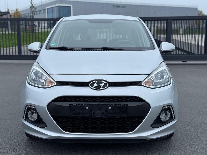Gebraucht Hyundai i10 Edition 67 PS (49 kW) 2015 Silber Kleinwagen