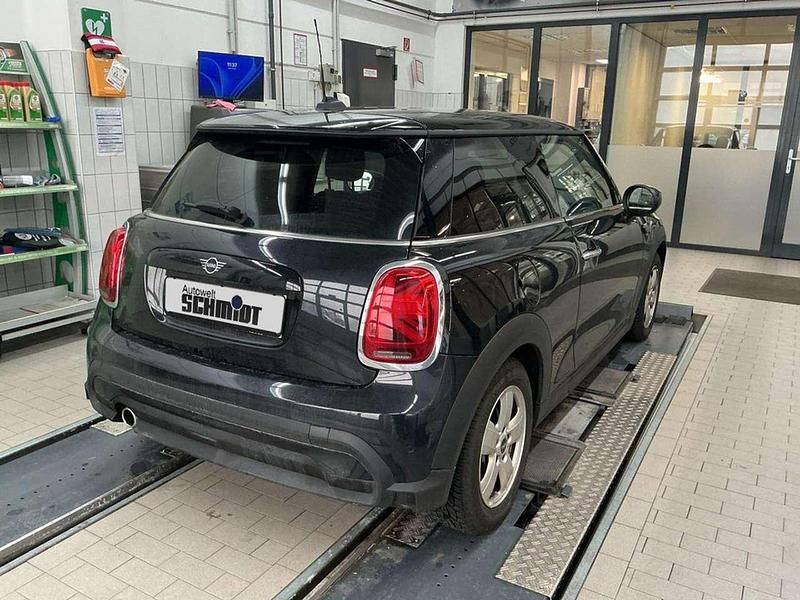 Gebraucht Mini Cooper Essential 136 PS (100 kW) 2024 Midnight black metallic Kleinwagen