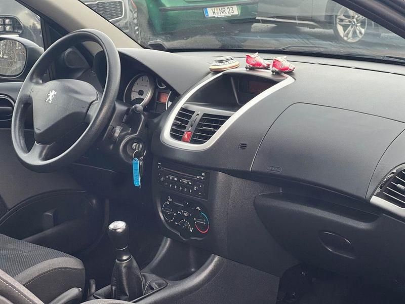 Gebraucht Peugeot 206 60 PS (44 kW) 2010 Schwarz Limousine