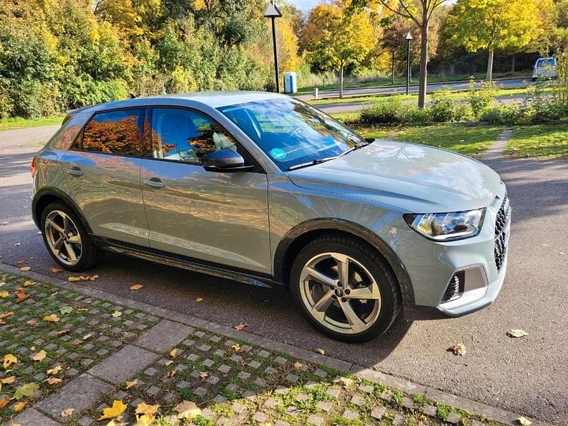Grau Gebraucht 2023 Audi A1 Sport Kleinwagen | 23.900 € (Fairer Preis) - Bild 1/4