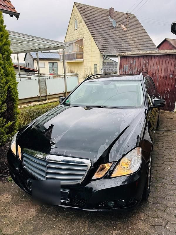 Schwarz Gebraucht 2011 Mercedes E220 Kombi | 4.100 € (Superpreis) - Bild 1/4