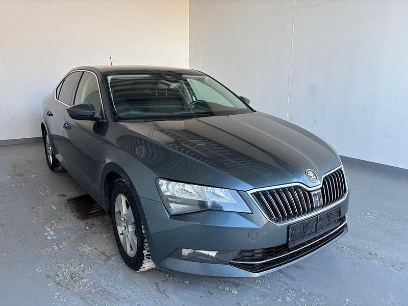 Grau Gebraucht 2018 Skoda Superb Ambition Limousine | 15.950 € (Fairer Preis) - Bild 1/4