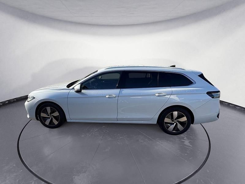 Gebraucht VW Passat Elegance 150 PS (110 kW) 2025 Weiß Kombi