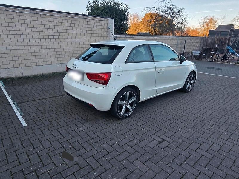 Gebraucht Audi A1 105 PS (77 kW) 2011 Weiß Kleinwagen