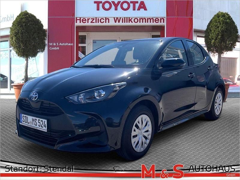 Schwarz Gebraucht 2023 Toyota Yaris Basis Limousine | 19.490 € (Teuer) - Bild 1/4